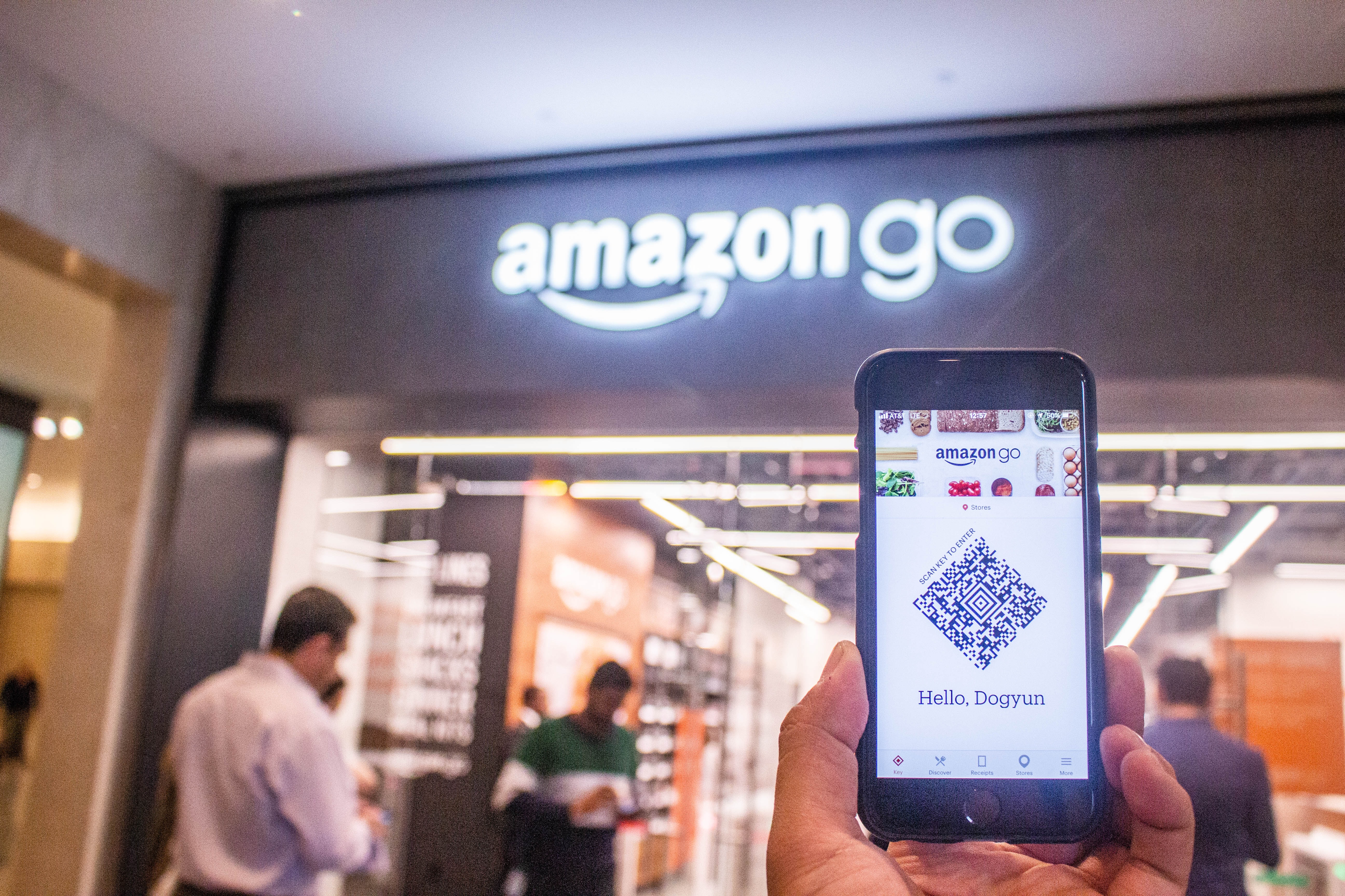 amazon go shopping by Simon Bak