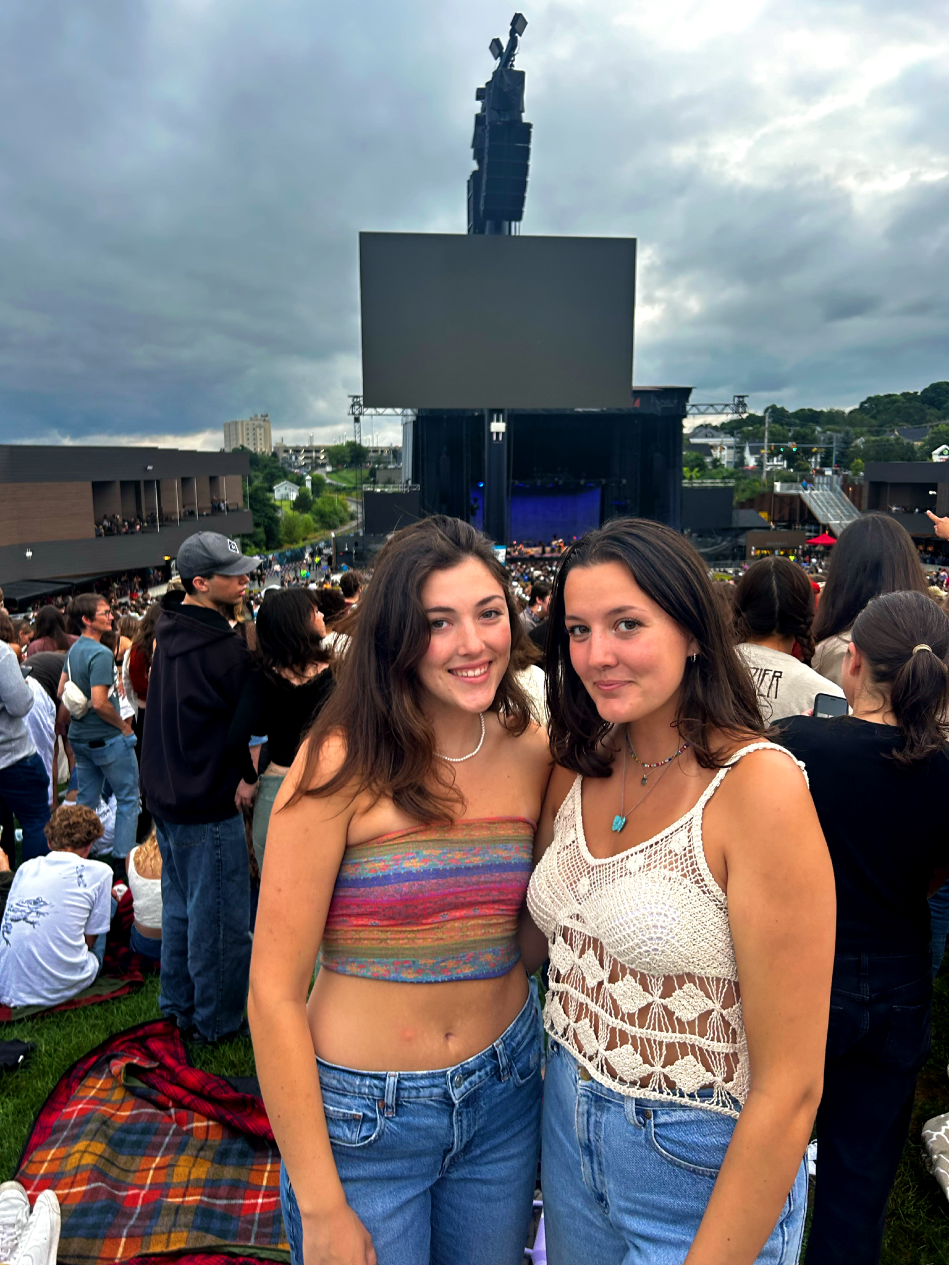 Sadie and Leah Plummer together at a concert