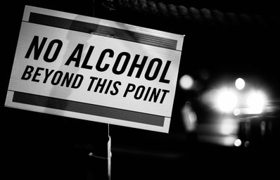 black and white no alcohol beyond this point sign