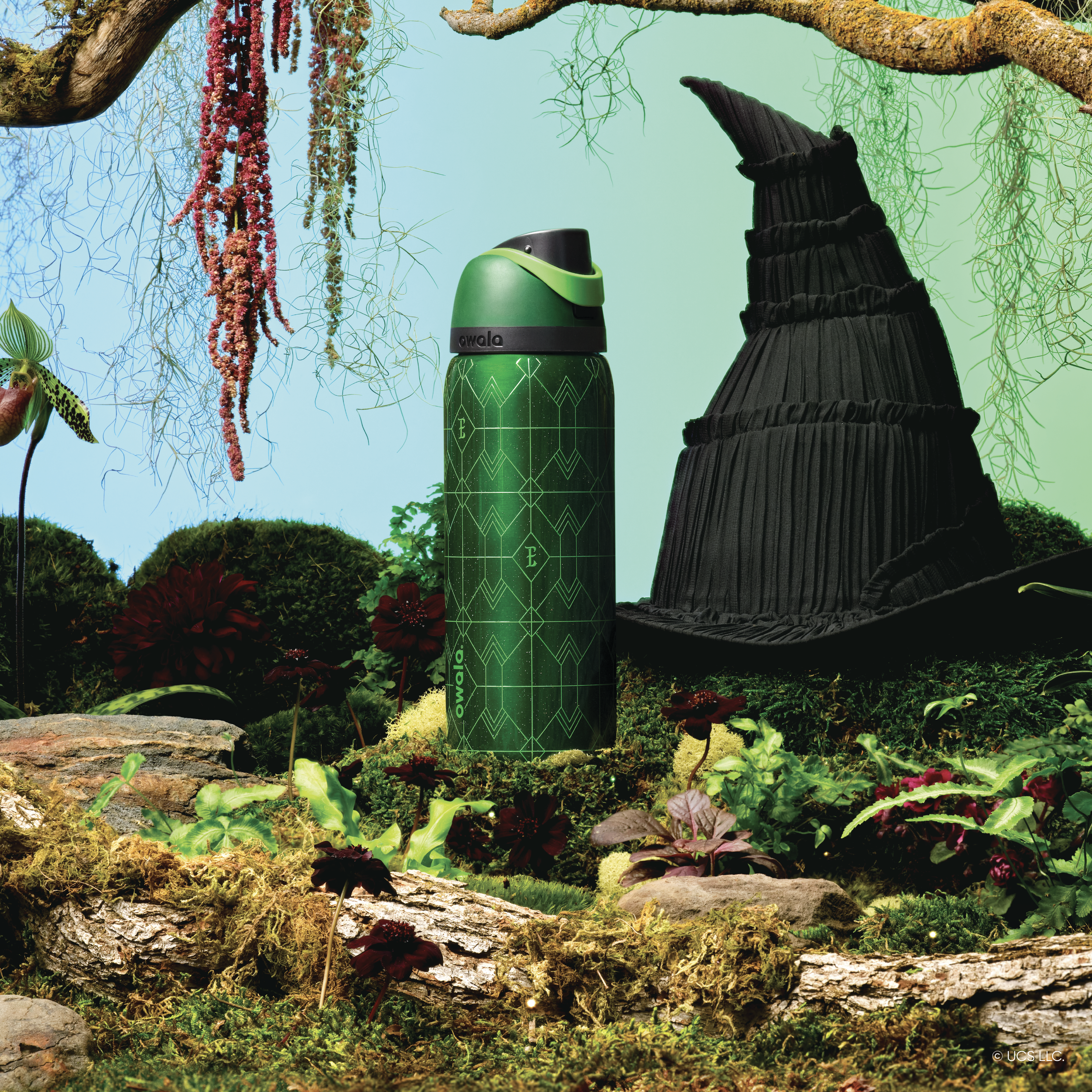 Owala x  Wicked Elphaba FreeSip Bottle 32 oz. Emerald Green sparkle with raised geometric design