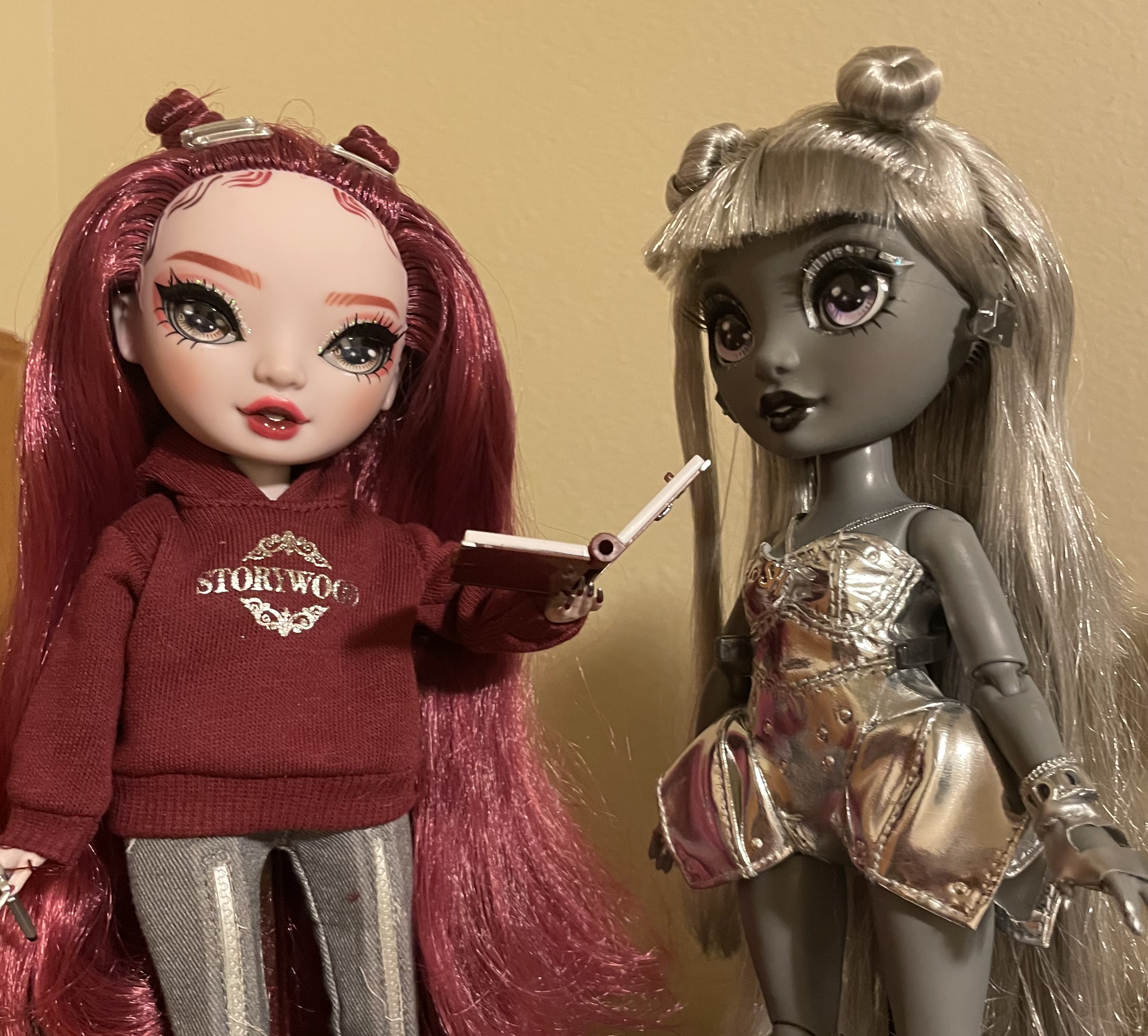 Two Shadow High dolls posed together