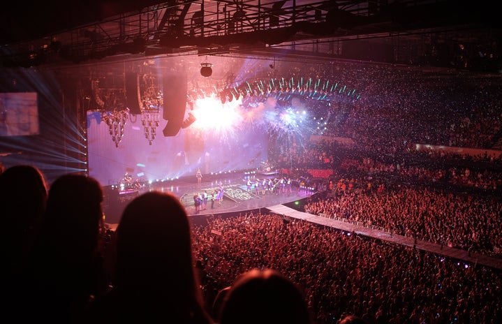 Photo of the crowd and stage at Taylor Swift\'s 1989 world tour