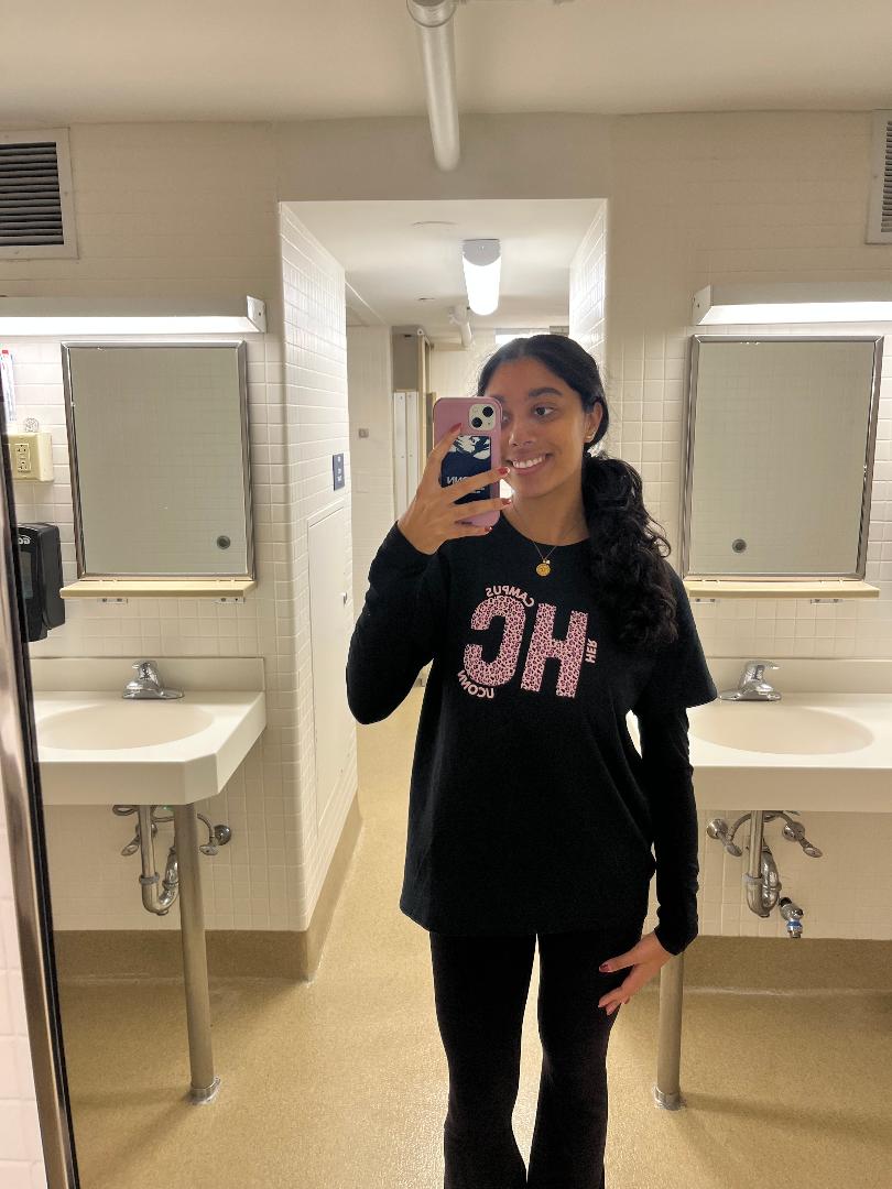 Hansika Subramanian HC UConn shirt