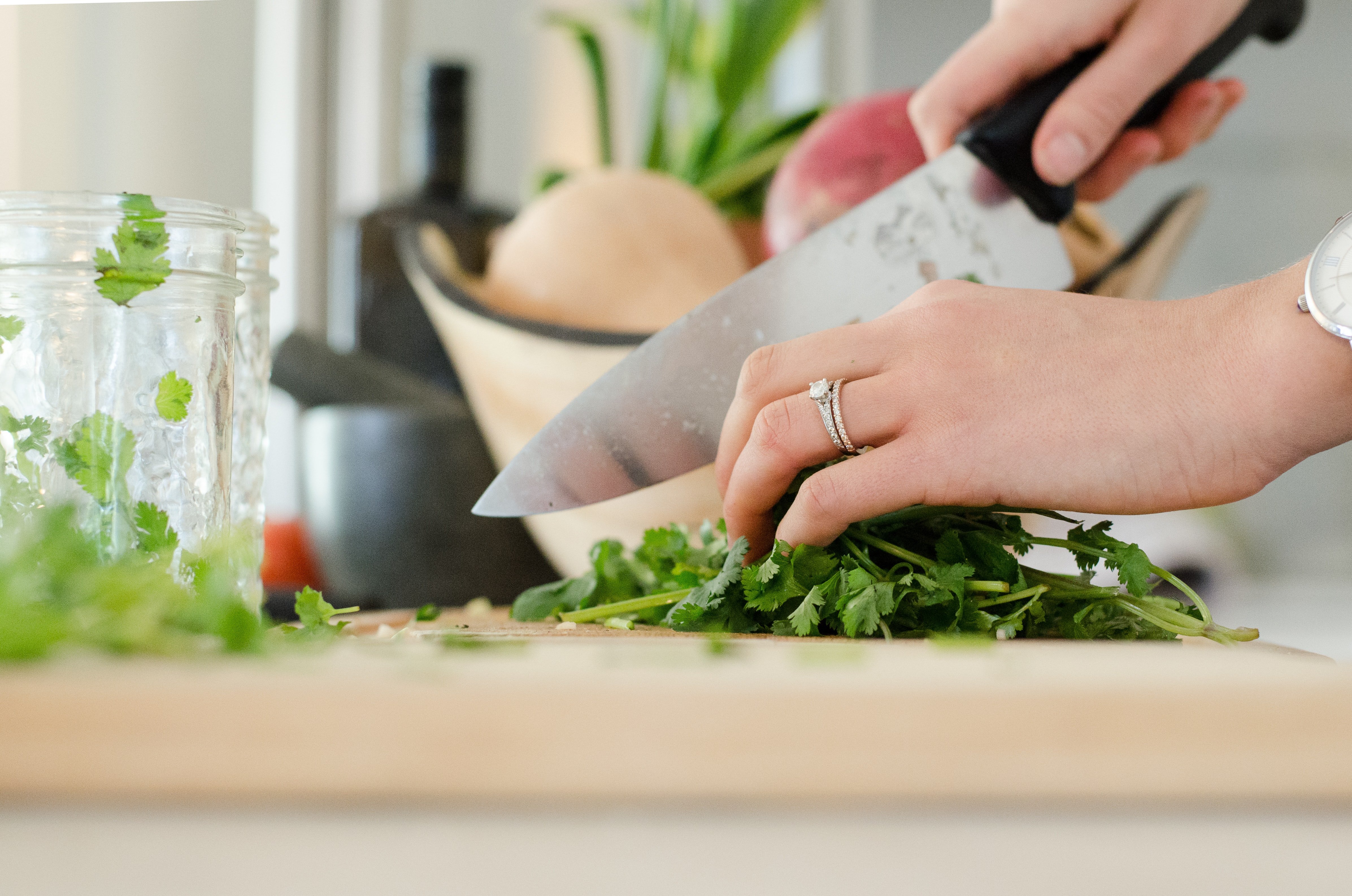 woman\'s hands cutting vegetables